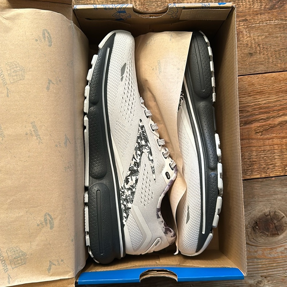 BRAND NEW BROOKS SNEAKERS